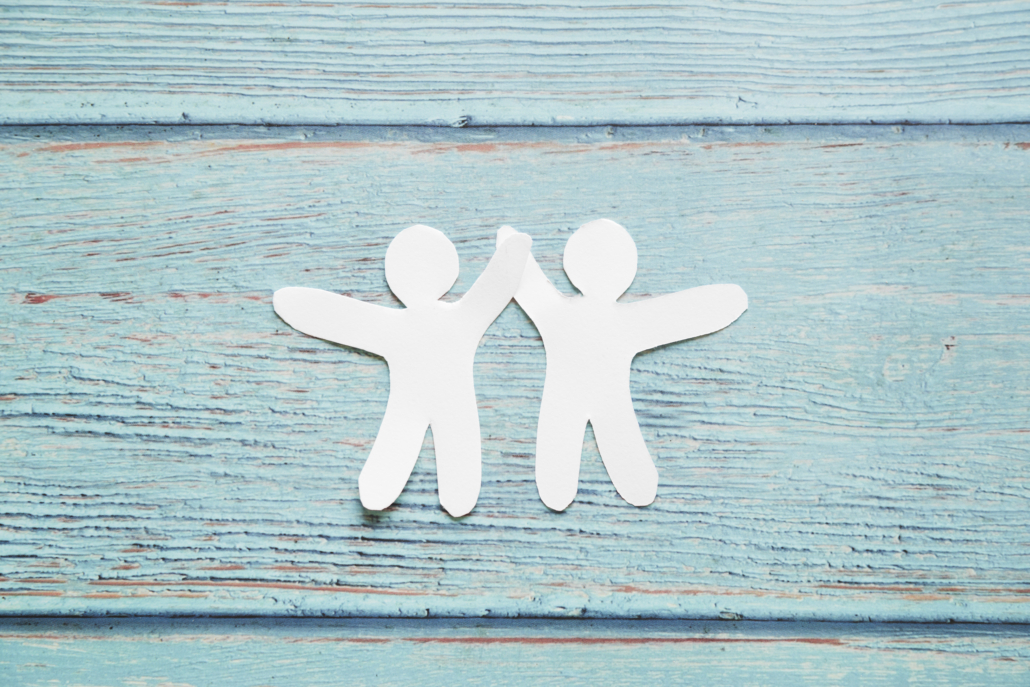 papier-coupe-les-gens-sur-fond-bleu